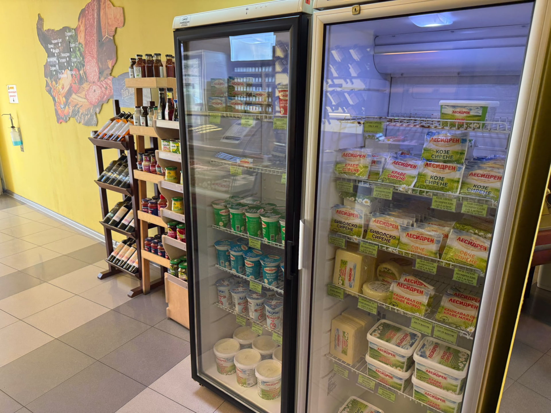 Хладилни витрини с млечни продукти Лесидрен в магазин Патриарх Евтимий